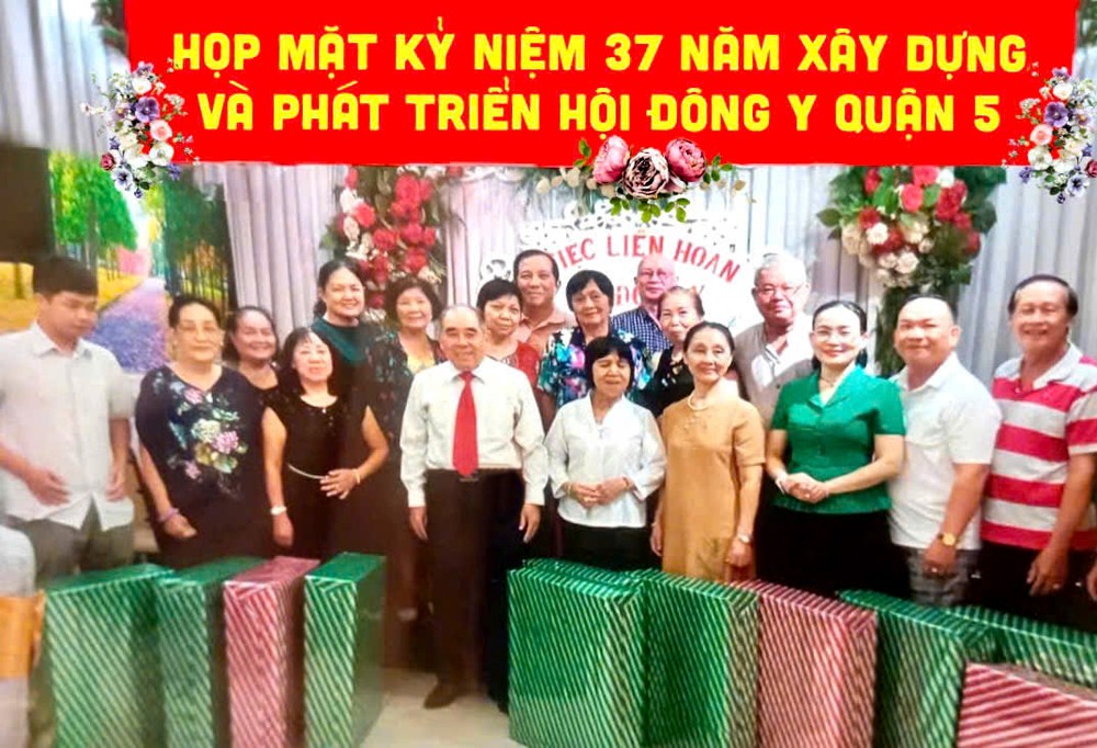 第五郡东医会向各单位与个人致赠感谢纪念礼品。