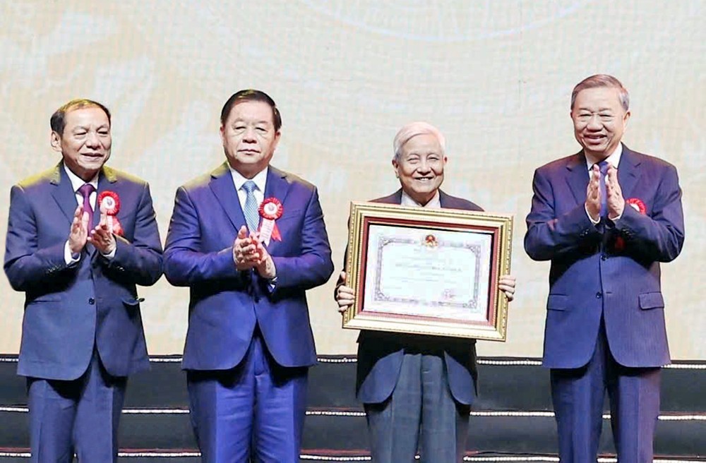 苏林总书记向新闻工作者颁发胡志明勋章。