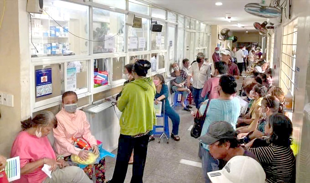 民众在安平医院等候办理就诊手续。