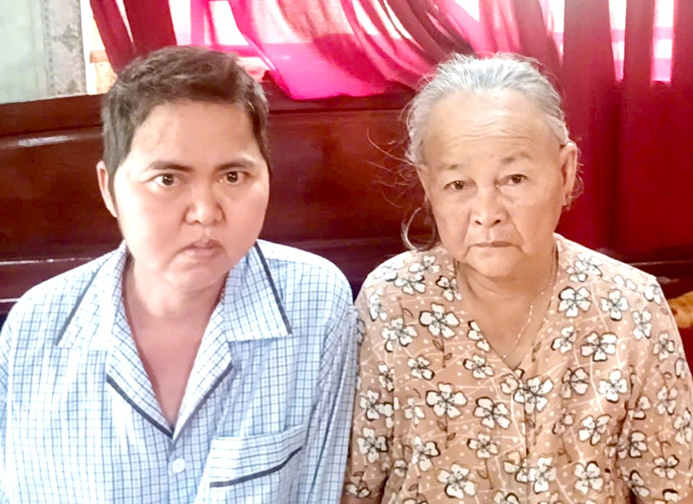 阮晋财与其母亲。
