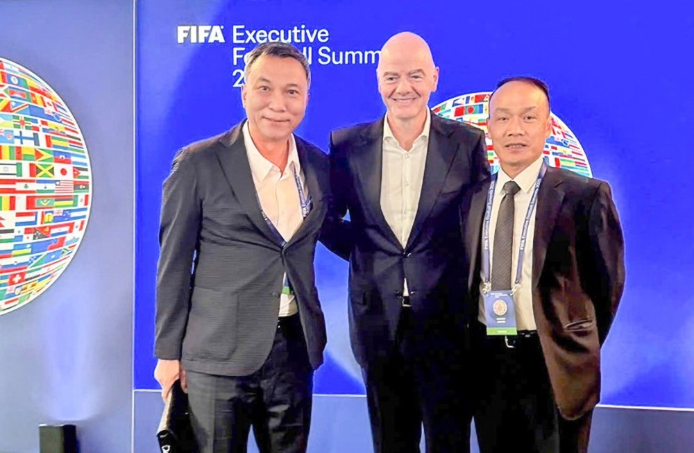 越南足联主席陈国俊（左一）会见国际足联主席因凡蒂诺（中）。