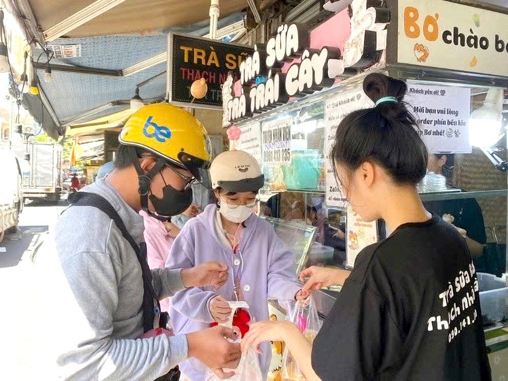 许多大学生争取暑期做兼职工作。