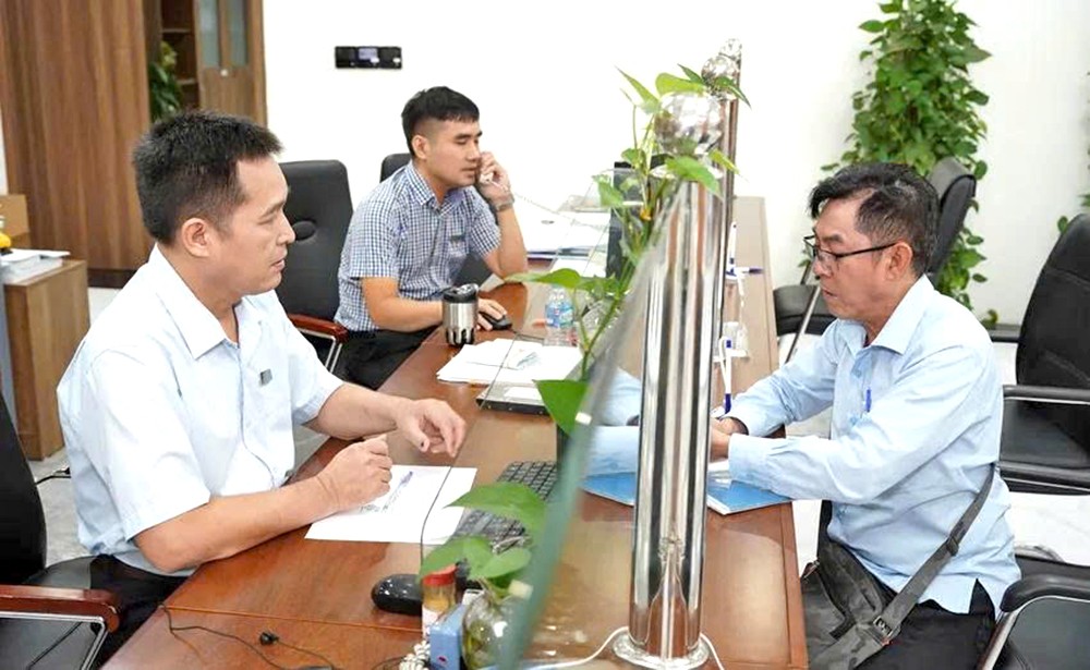 第二十七区域干部在“一站式”部门为民众提供社保制度咨询。