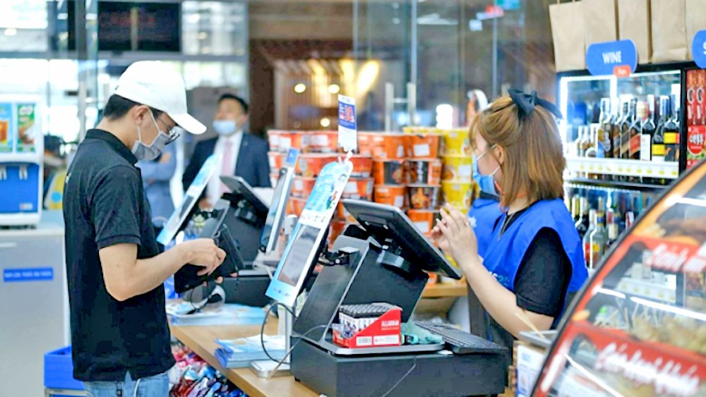 便利店为顾客开具电子发票。