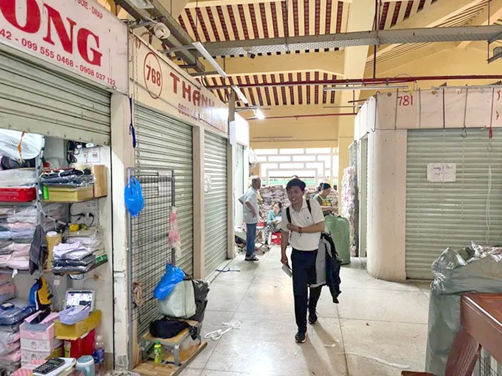 第六郡平西市场摊位的顾客稀少。