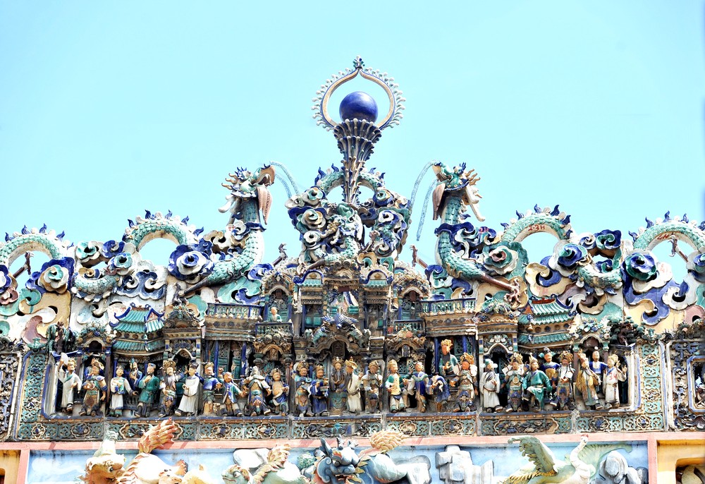 穗城会馆屋脊上于1908年由宝源窑制造的梅山陶塑。