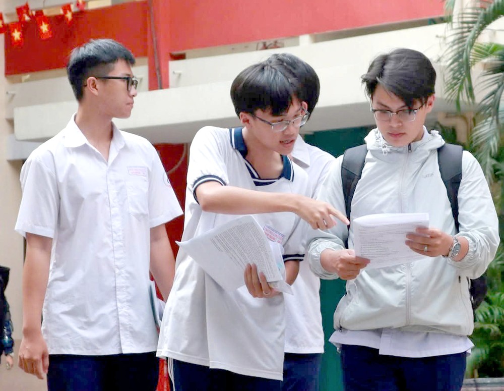 考生顺利完成高中毕业考试