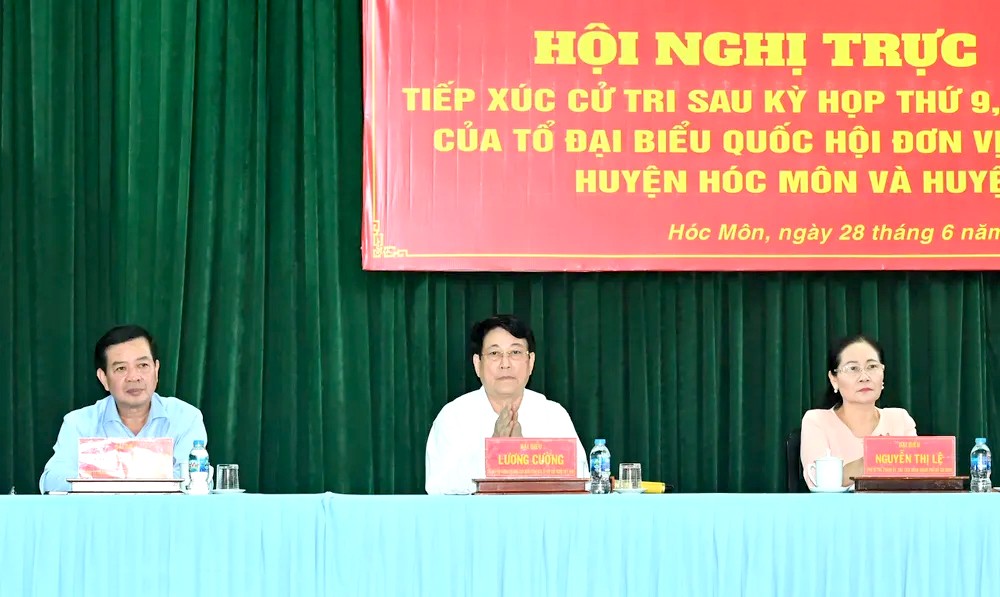 国家主席梁强与本市选民接触