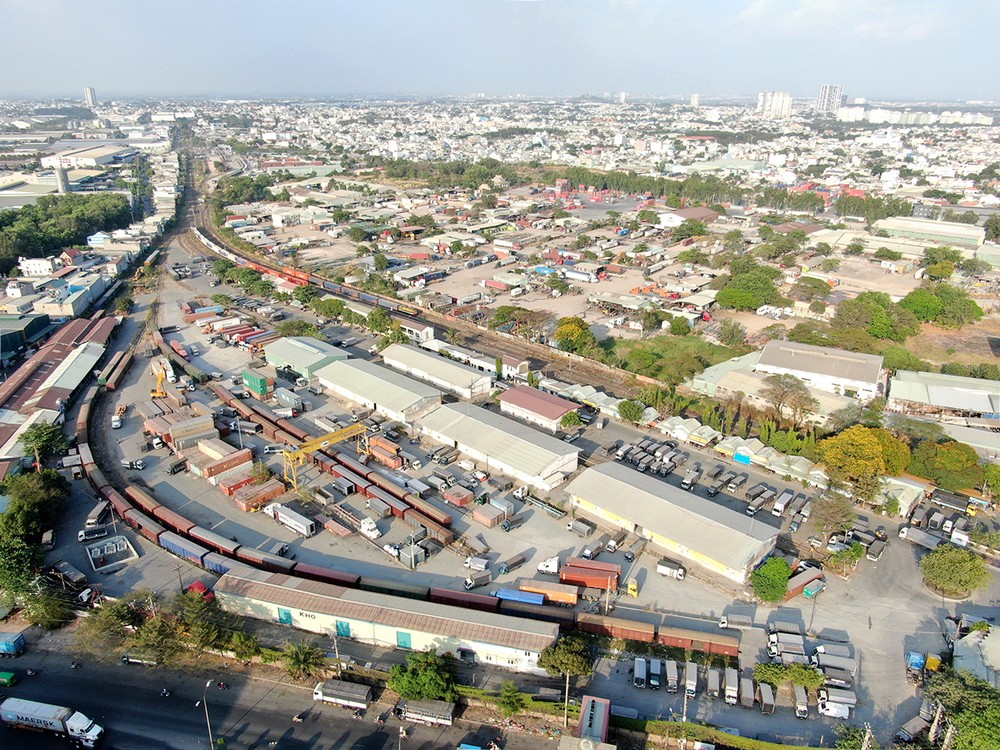 从高空俯瞰的平阳省苡安市神浪火车站。