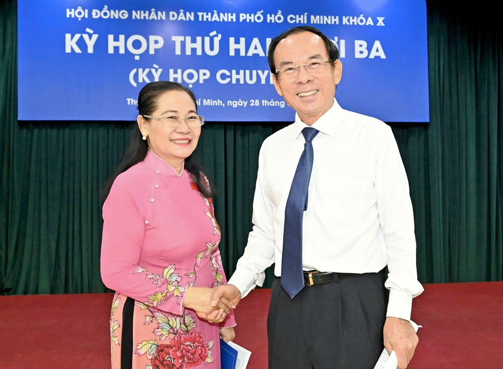 市委书记阮文年及市人民议会主席阮氏丽出席会议。