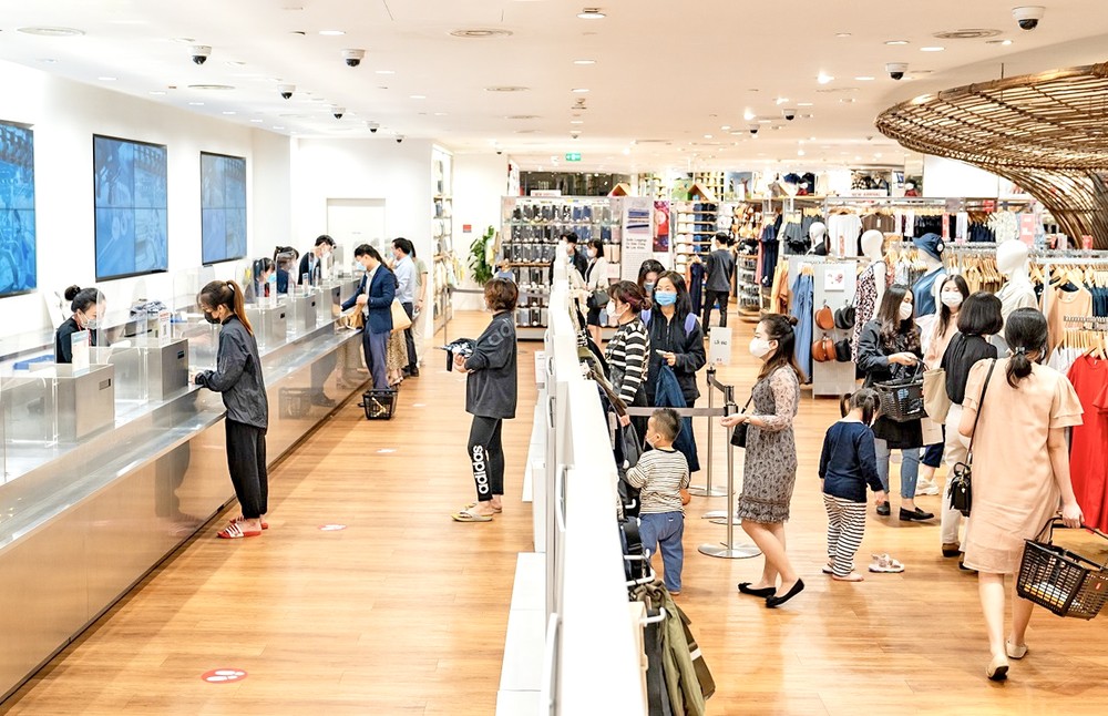 顾客在本市一家商业中心购物。