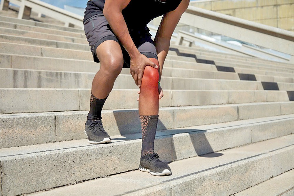 许多人上下楼梯时膝盖酸痛。