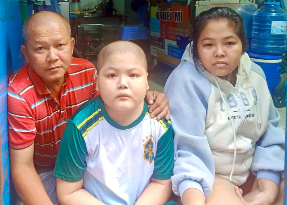 陈黄琪夫妇与罹患癌症的儿子。