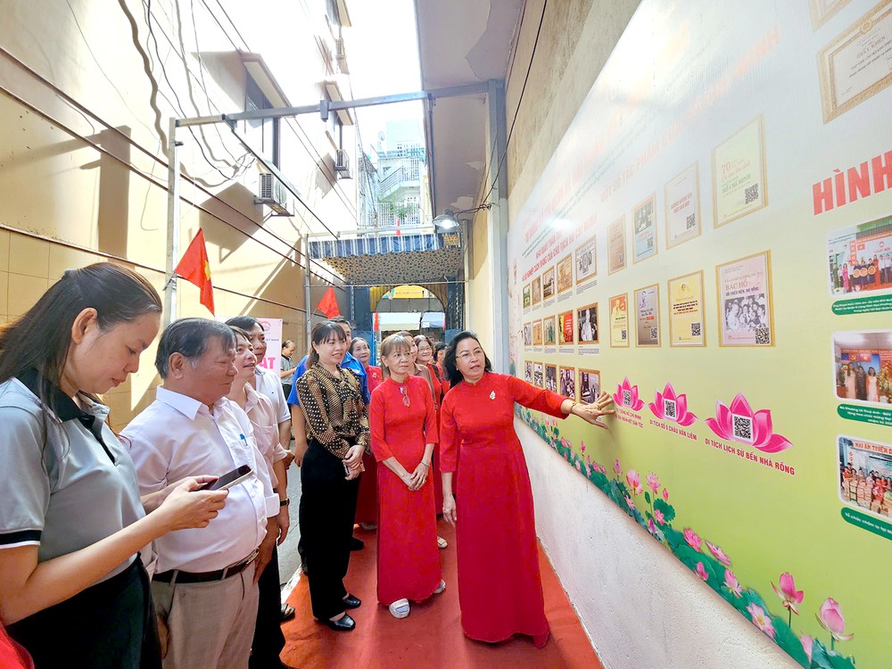 第二十九街区长周大伯（左二）与坊与居民配合建设胡伯伯文化空间。