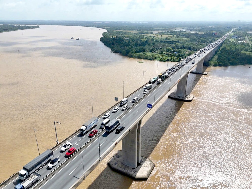 本市-隆城-油曳高速公路（隆城桥路段），此高速公路段将连接隆城机场和其他交通干线。