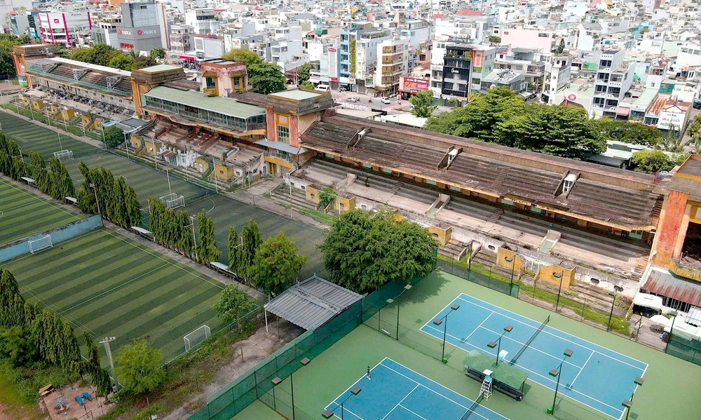 根据2025年规划，富寿跑马场将有5条路穿越，与本市重点交通枢纽对接。