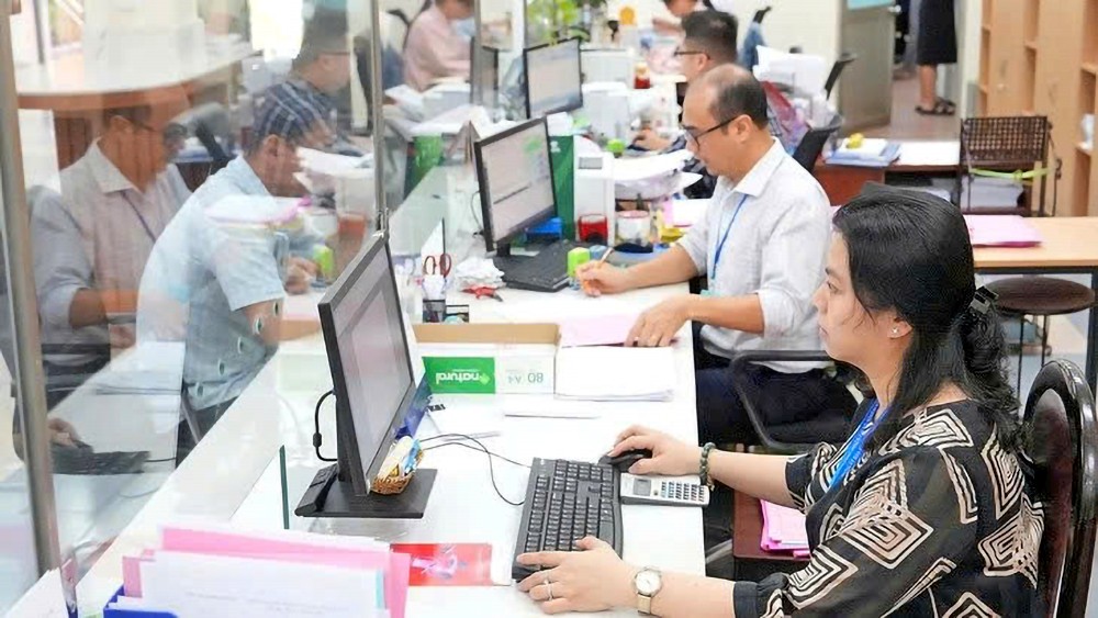 专员指引民众办理建筑许可证。