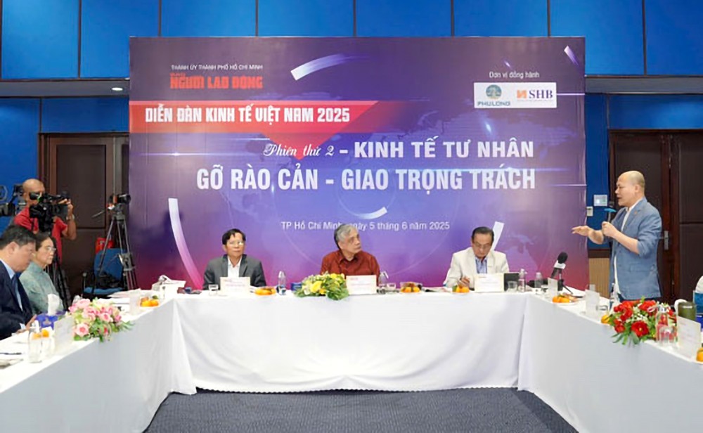 以“民营经济：排除阻碍-赋予重责”为主题的2025年越南经济论坛吸引许多专家与企业代表参与。