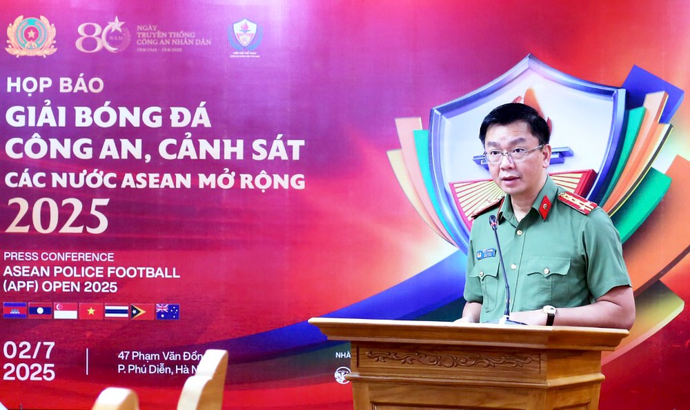 公安部政治工作局长范金定大校