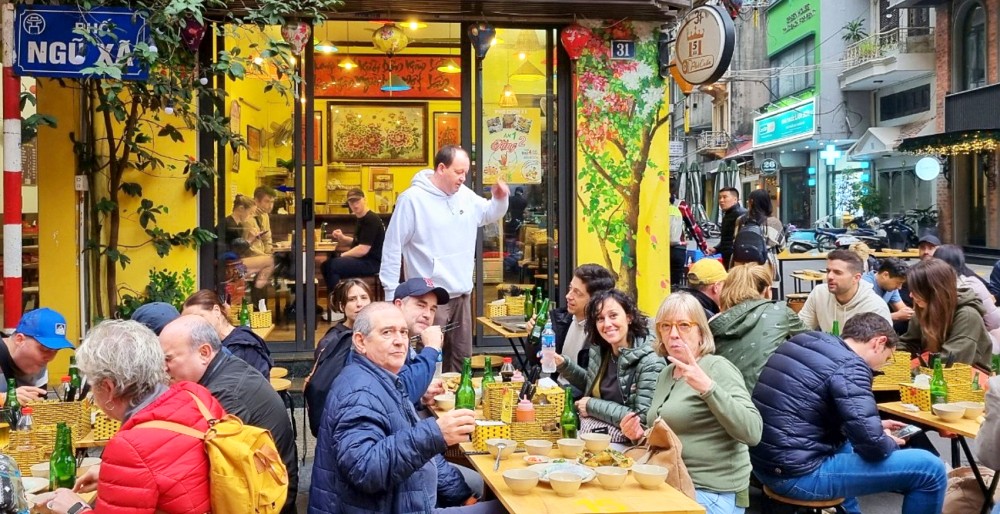 河内市的五社美食街向来都吸引国际游客。