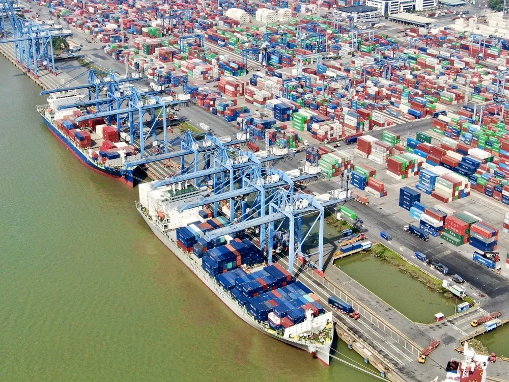 本市桔莱港在装船前集中出口货物。