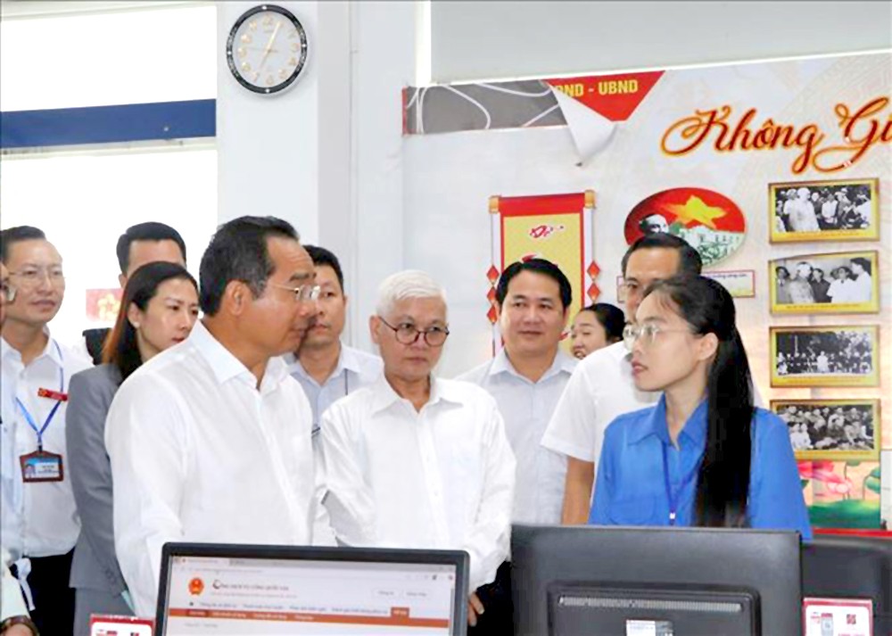 市人委会主席阮文得前往苡安坊视察政府机构的正式运行情况。