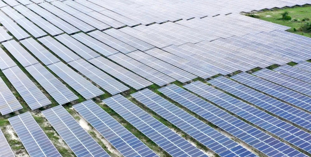 林同省丰富太阳能发电场（Solarcom）安装的太阳能电池板。