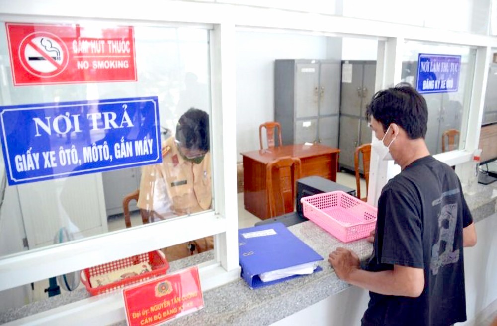 民众来到交警局办理车辆登记。