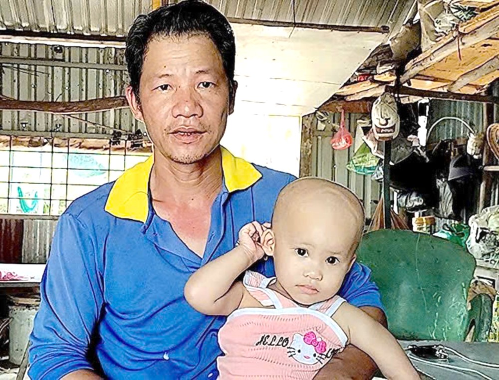 阮玉当和患脑瘤的女儿。