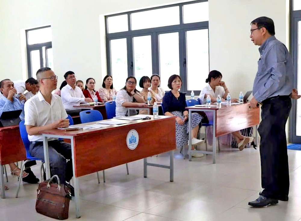 王永协博士在科研会上作报告。