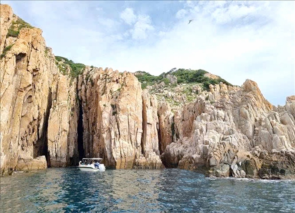 游客可以从船舷一眼望去，欣赏到一排排巍峨的岩山。