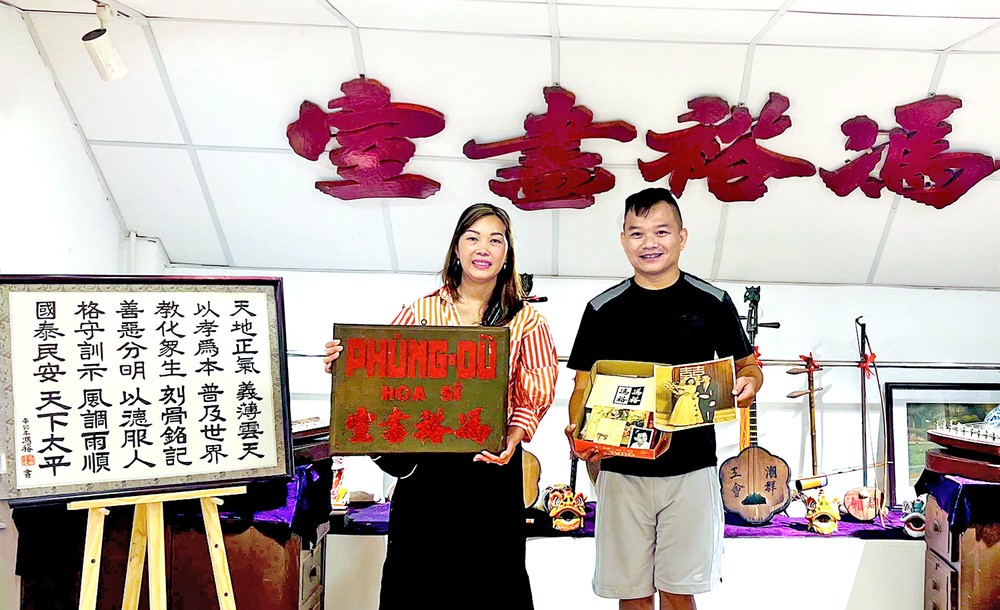 冯裕画家幼女冯凤金（左）代表家族把父亲遗物捐赠笔者收藏。