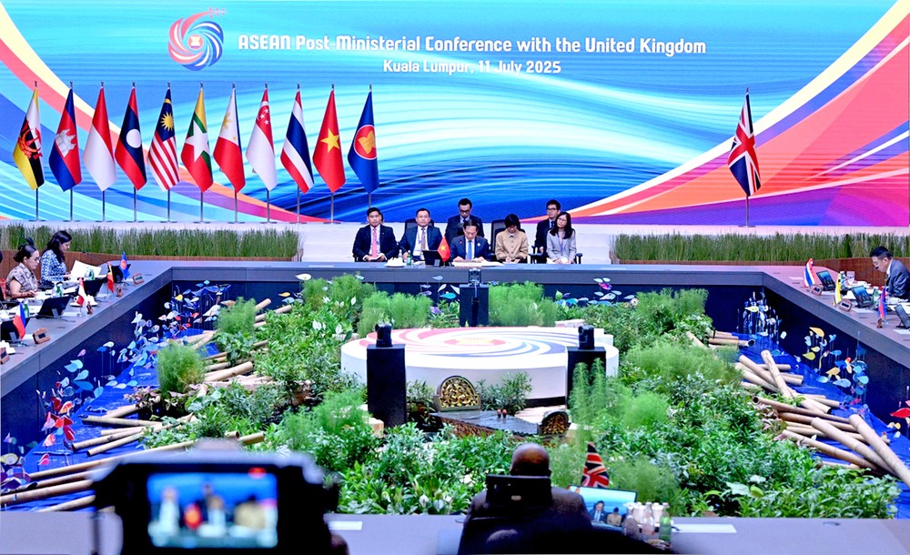 越南政府副总理兼外交部长裴青山在东盟英国外长会发表。