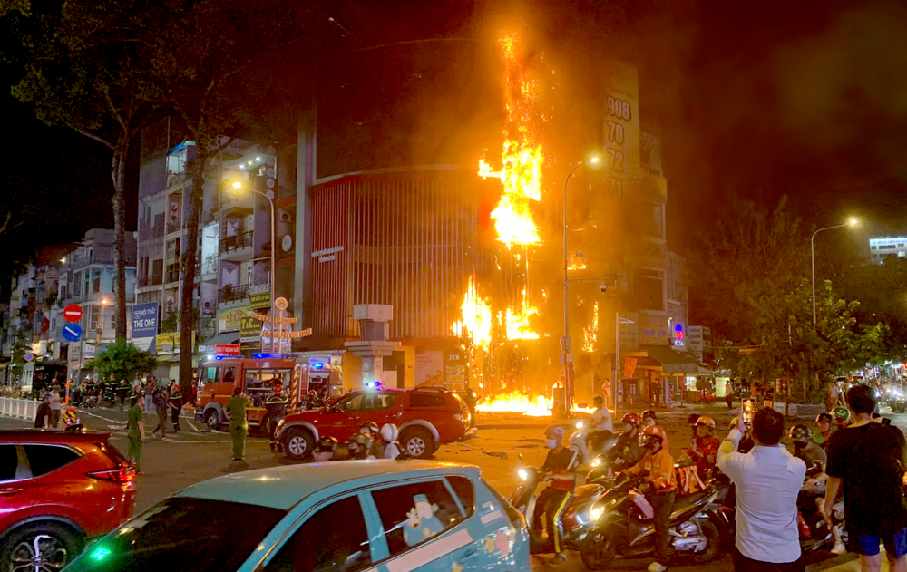 消防与救援力量迅速赶到现场扑灭火灾。