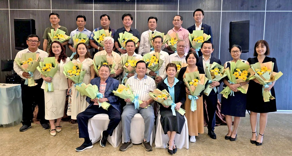 堤岸商会临时执委会举行首次会议