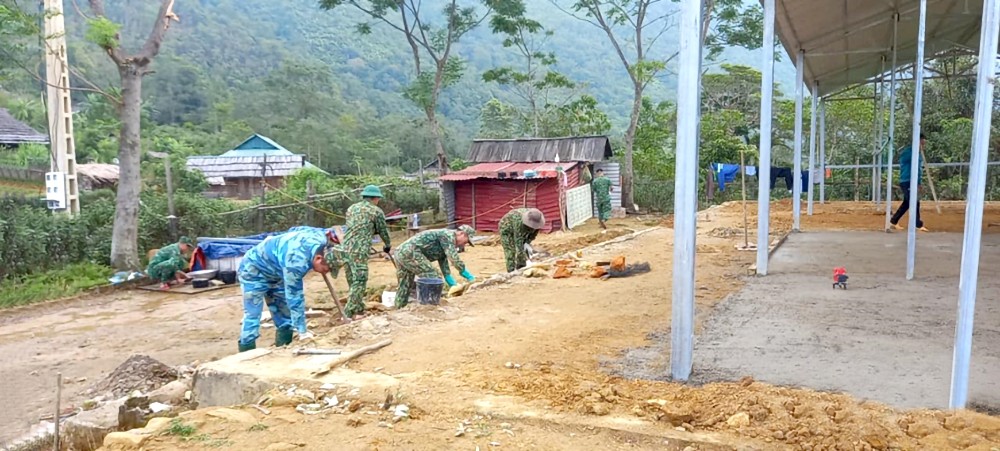 仁梅边防哨所干部、战士参与建设民生工程。