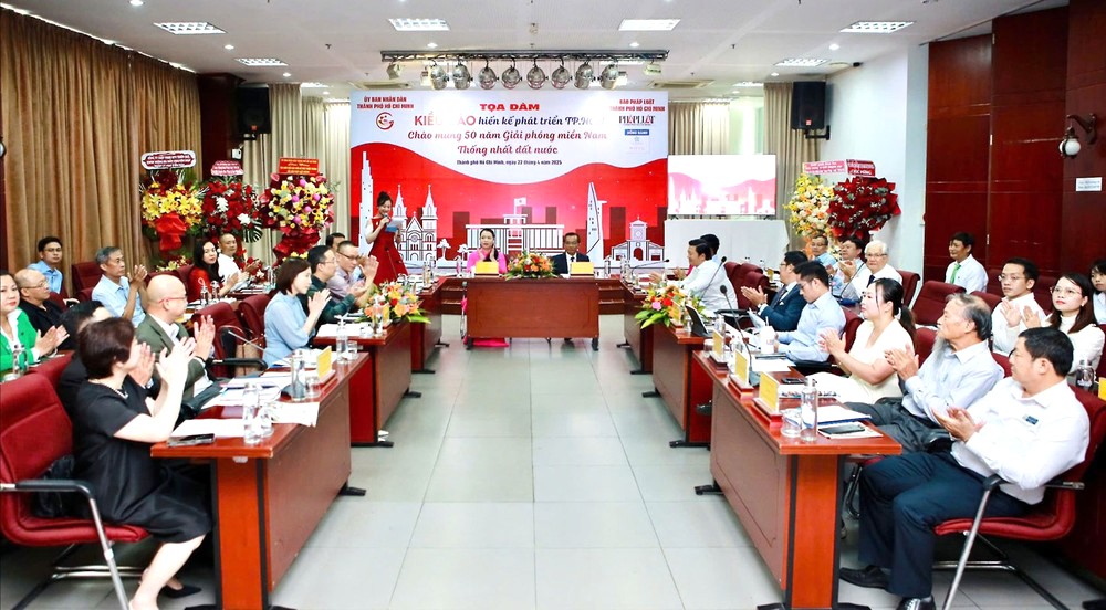 2025年4月，《胡志明市法律报》举办“海外越南人为胡志明市发展献计献策”座谈会。 月儿 图