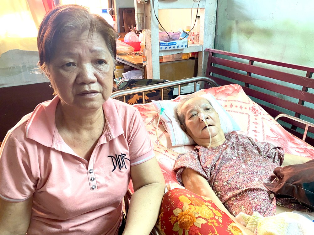 蔡美兰悉心照料卧病在床的三姐蔡三妹。