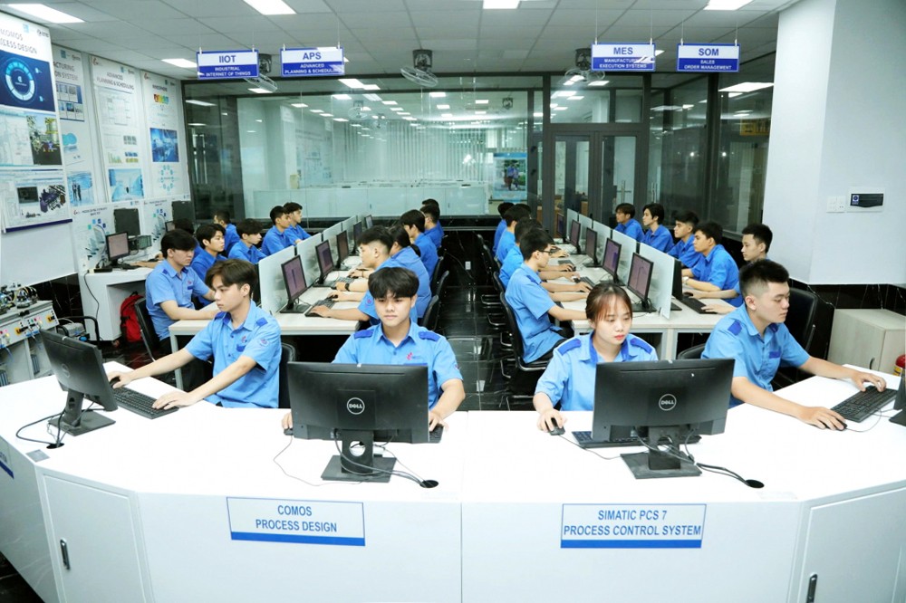 本市工业大学机械系的学生在E-Factory 4.0智能制造工厂模型中学习。