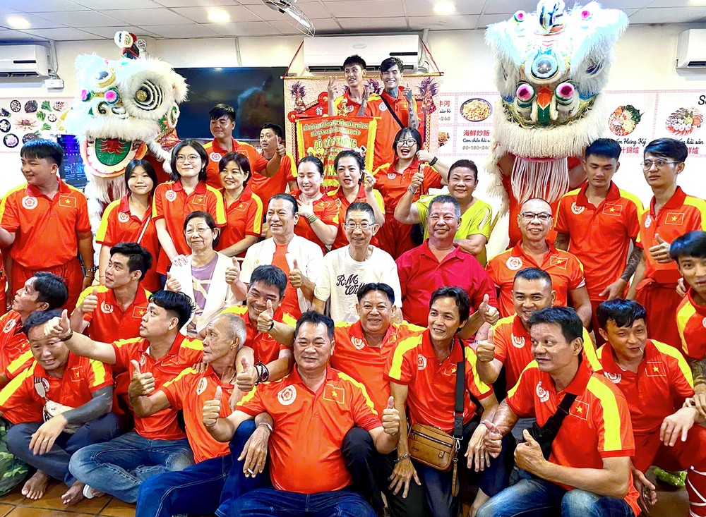 仁义堂各位领导、师傅与全体团员欢聚一堂。