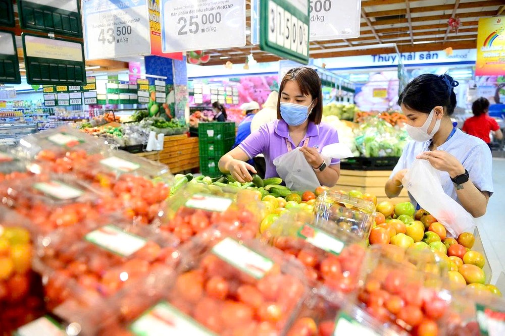 市民在超市选购食品。