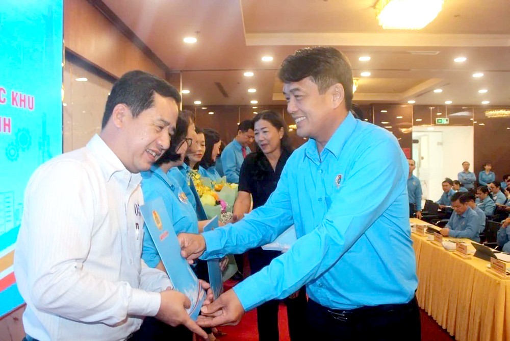 胡志明市劳动联团主席裴青仁向各坊、乡和特区工会主席转交成立工会决定。