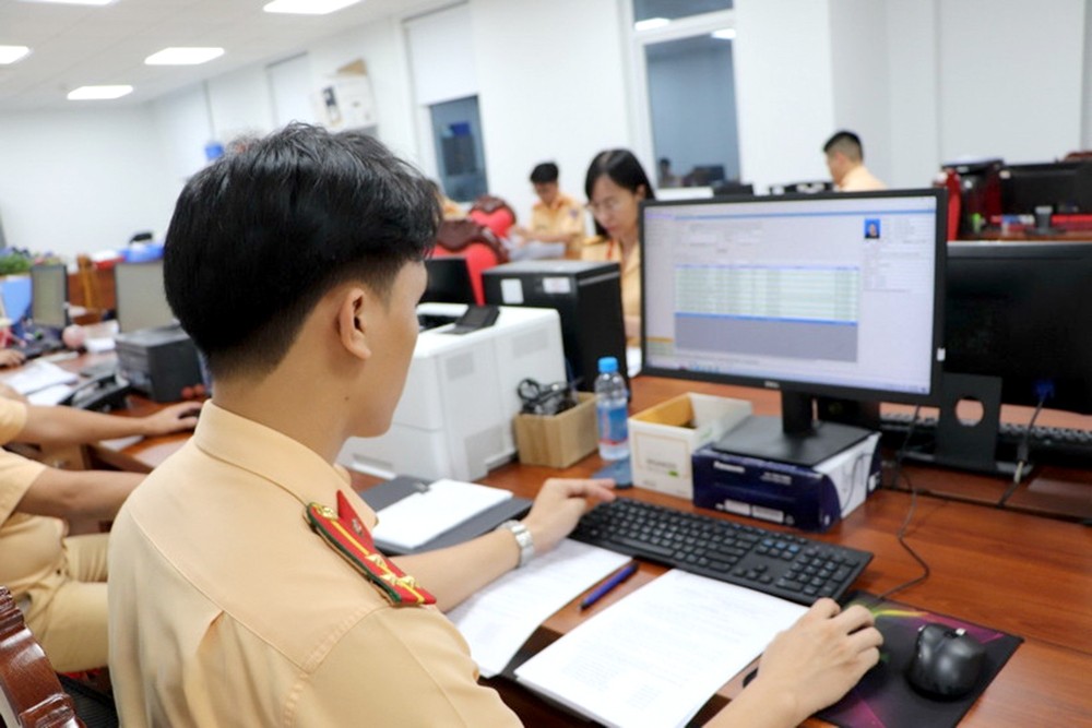 公安干部积极为民众签发驾照。