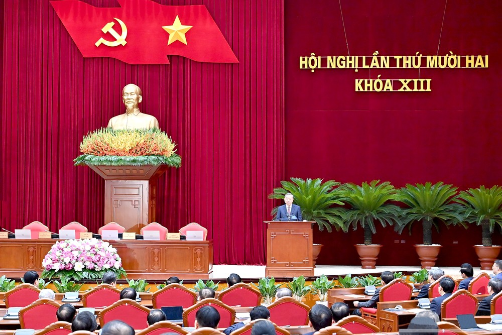 党十三届十二中全会闭幕