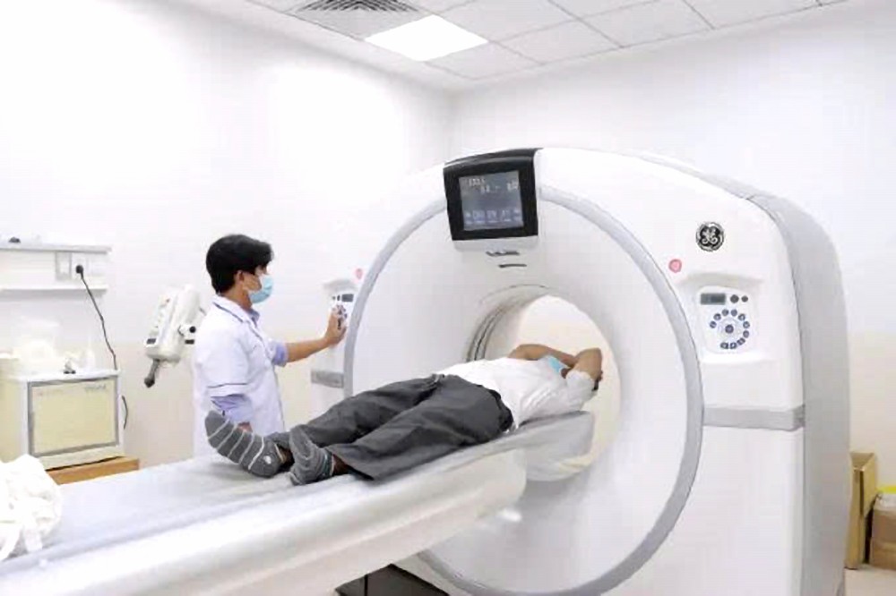 市肿瘤医院医生正在为病人进行核磁共振扫描。