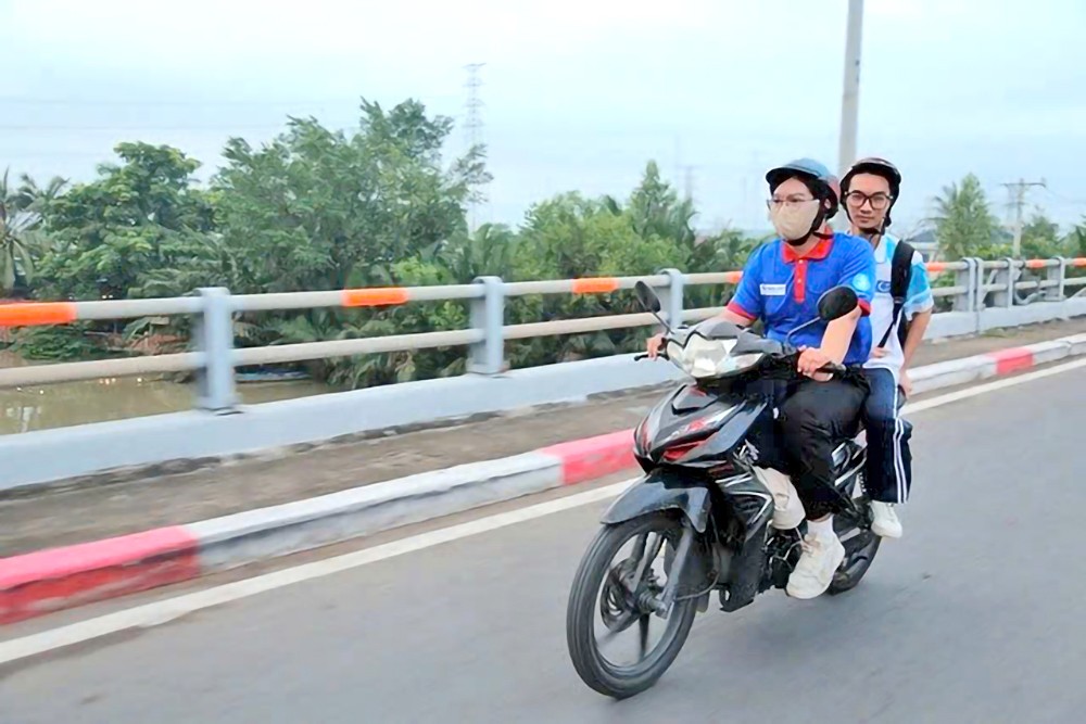 上门接送困难考生参加高中毕业考试。