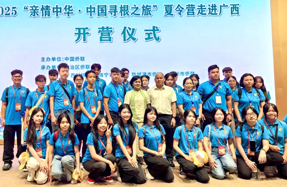 同奈各华校学生在参加“亲情中华‧中国寻根之旅”夏令营开营仪式上合照。