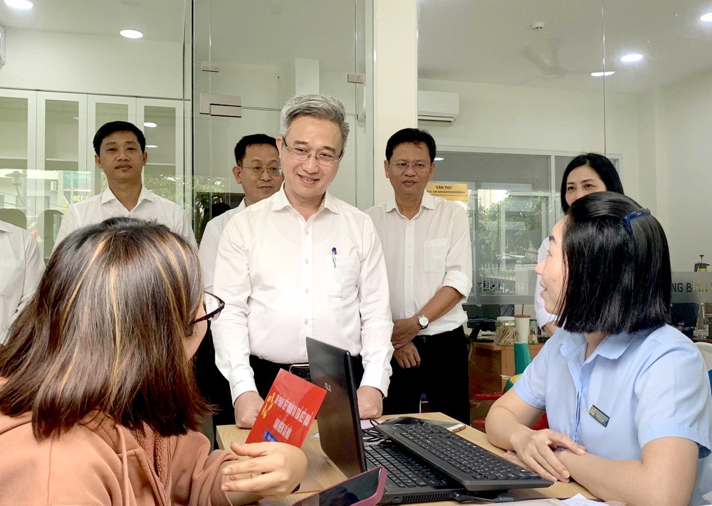 市委副书记邓明通前往考察平征坊活动情况。