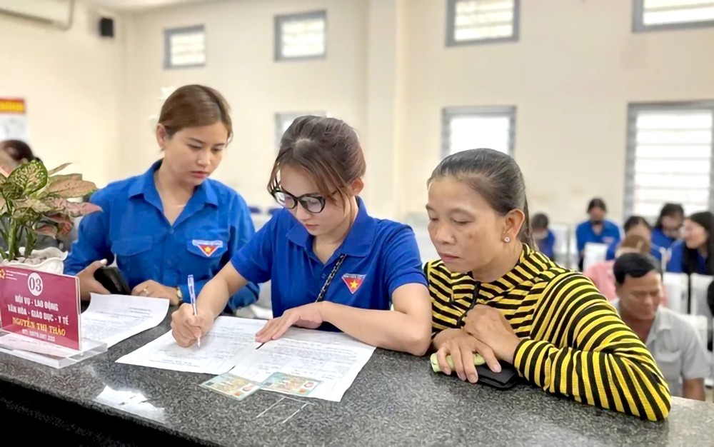 西宁省新州乡共青团员协助民众办理行政手续。