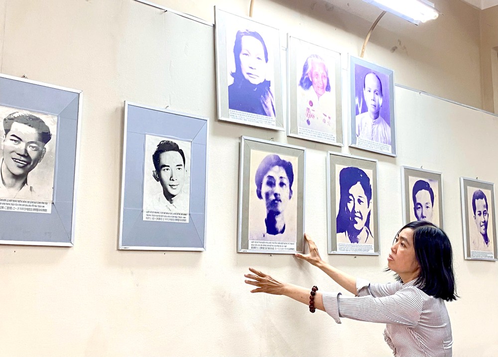 龙长青同志介绍华人烈士与越南英雄母亲的事迹。